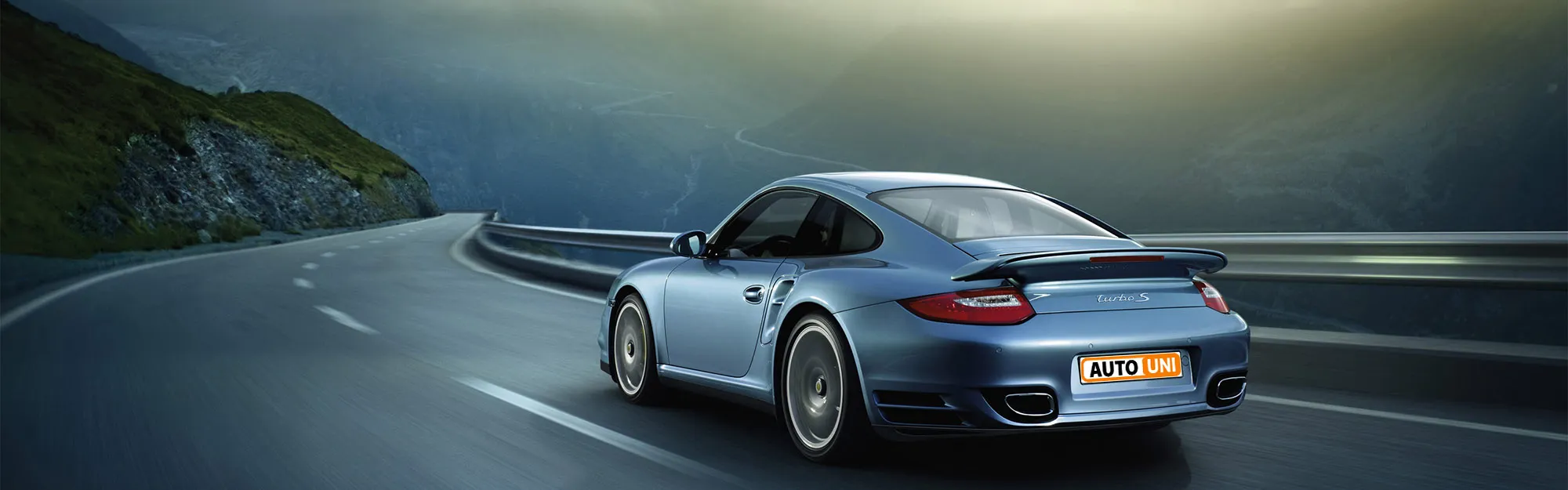 Porsche 911 Turbo S s logom AutoUni na tabuľke